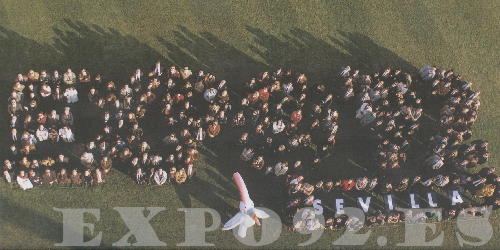 Trabajadores de Expo haciendo el Logo